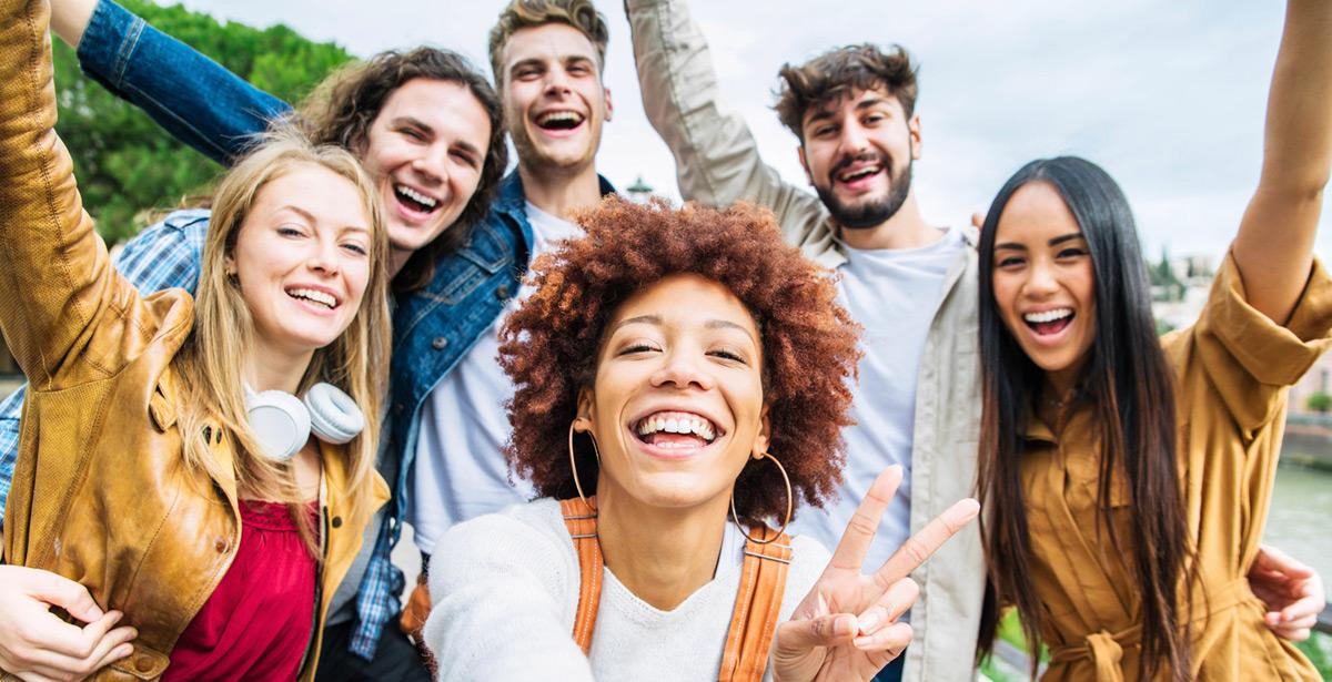 Gruppo di giovani felici - Foto di Davide Angelini da Adobe Stock