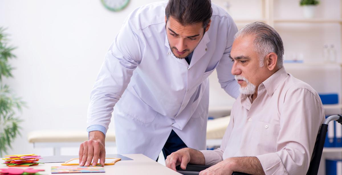 Giovane medico assiste paziente anziano affetto da alzheimer - Foto di Elnur da Adobe Stock