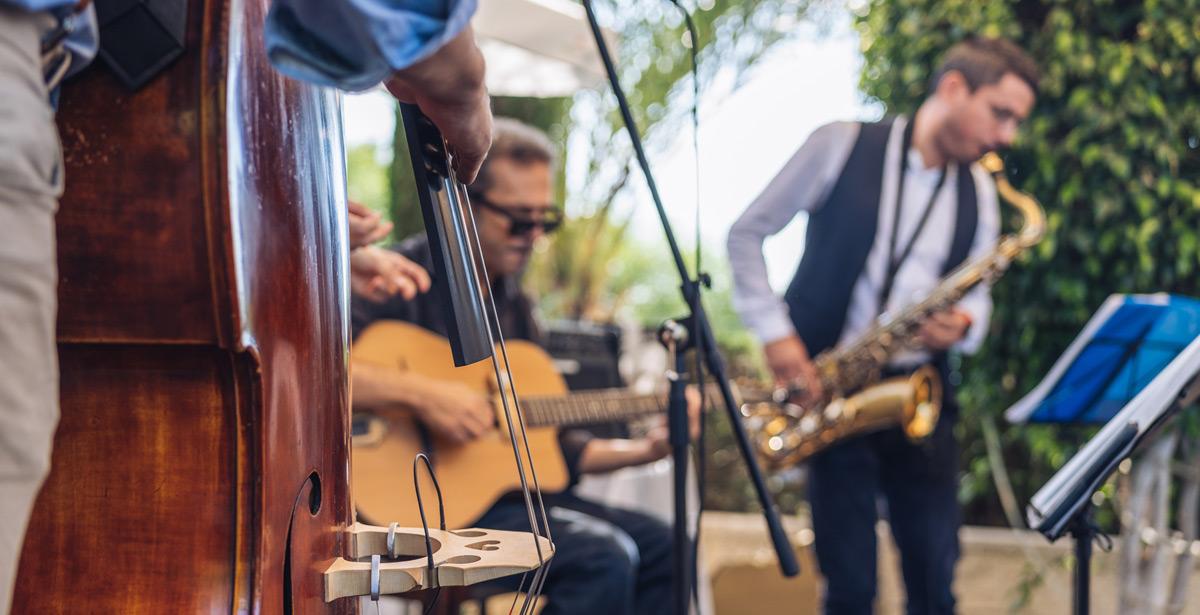 Gruppo Jazz suona all'aperto - Foto di Supermelon da Adobe Stock