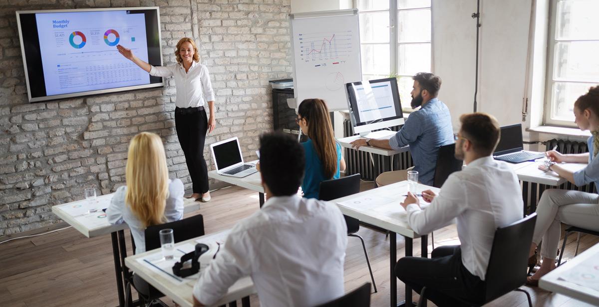 Gruppo misto in aula con insegnante per un corso di formazione professionale - Foto di NDABCREATIVITY da Adobe Stock