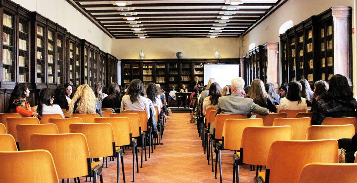 Conference - Foto di claude_star da Pixabay