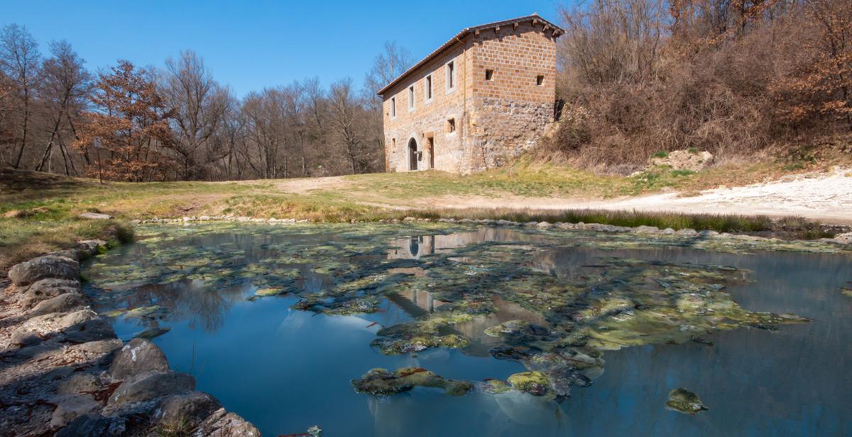 Vecchio mulino nel Parco della Mola ad Oriolo Romano - Foto di Raksanstudio da Adobe Stock