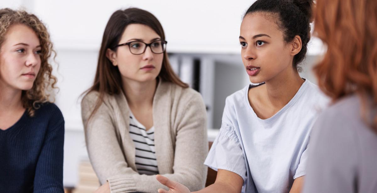 Ragazze durante un incontro di supporto reciproco - Foto di Photographee.eu da Adobe Stock