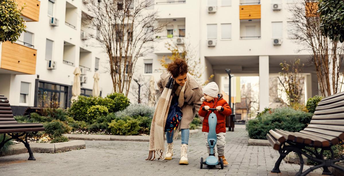 Babysitter gioca con un bambino nel cortile di un palazzo - Foto di dusanpetkovic1 da Adobe Stock