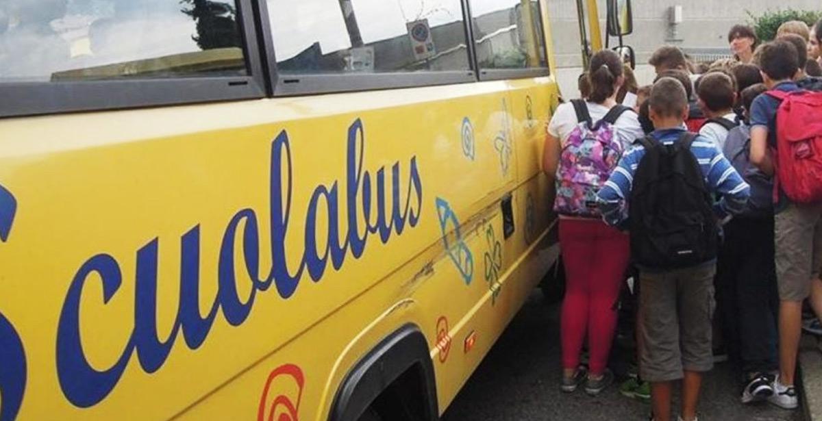 Gruppo di studenti si accinge a salire a bordo di uno scuolabus - Foto: Scuolabus Milano