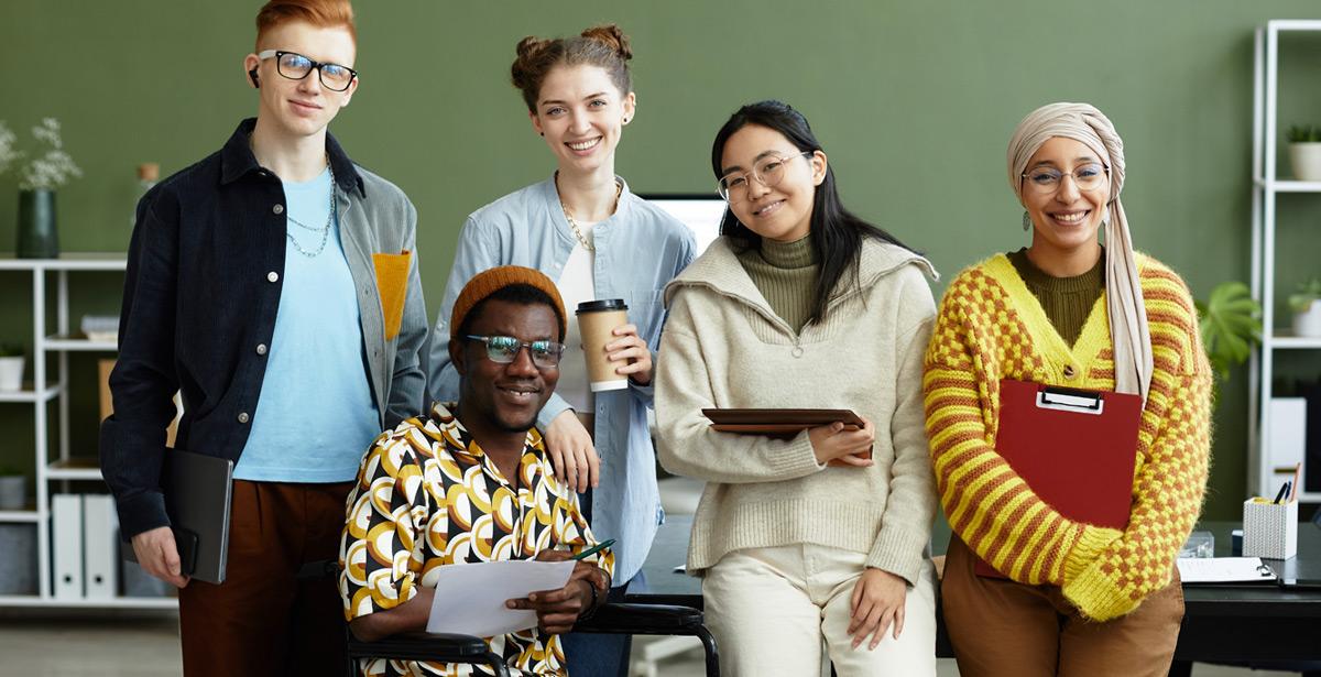 Gruppo di lavoro multietnico e con disabile - Foto di Seventyfour da Adobe Stock