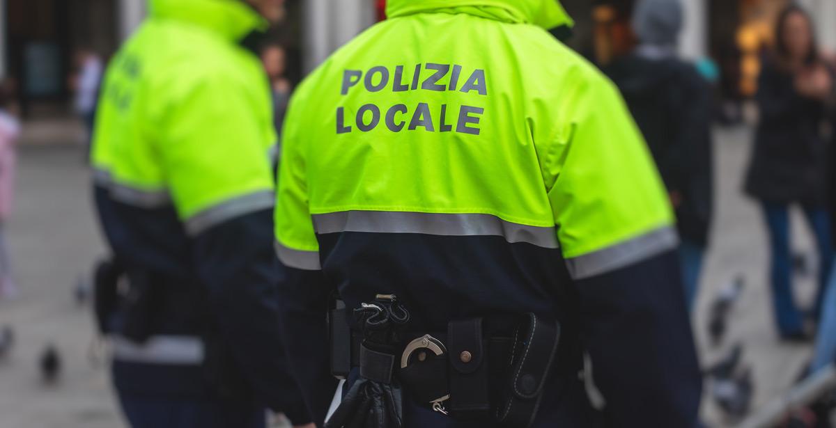 Pattuglia di polizia locale a piedi - Foto di tsuguliev da Adobe Stock