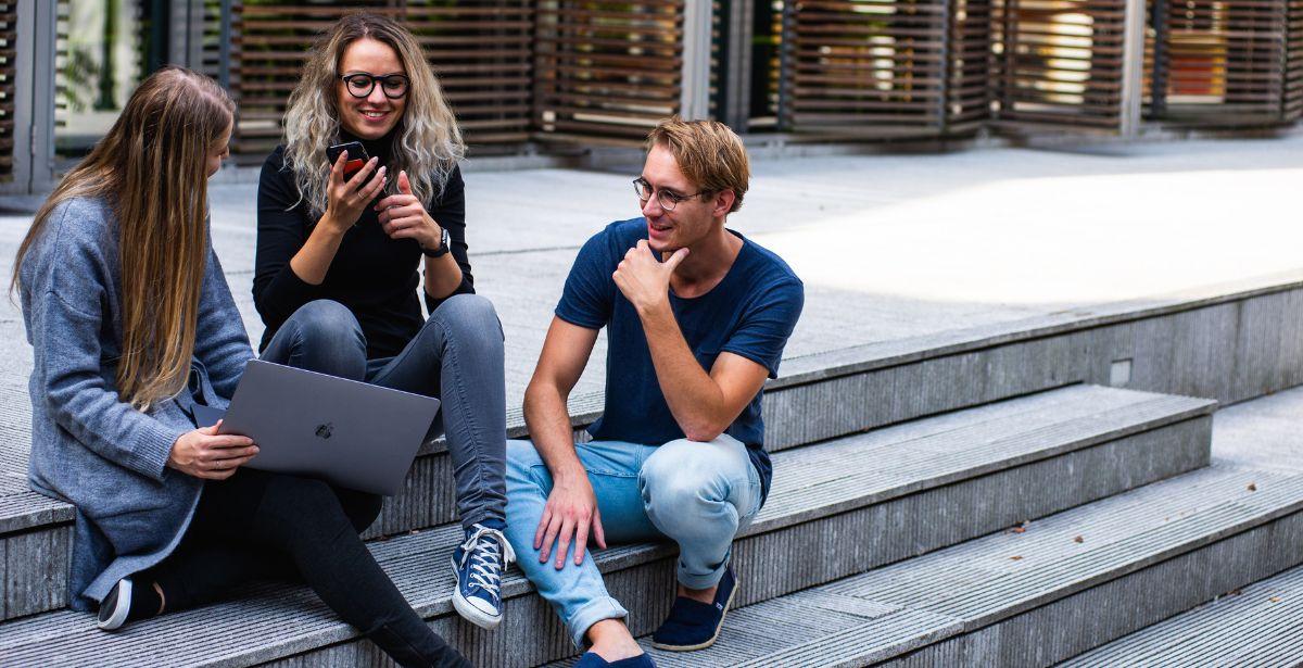 Studenti - Foto di Buro Millennial: https://www.pexels.com/it-it/foto/tre-persone-sedute-sulle-scale-a-parlare-tra-loro-1438072/