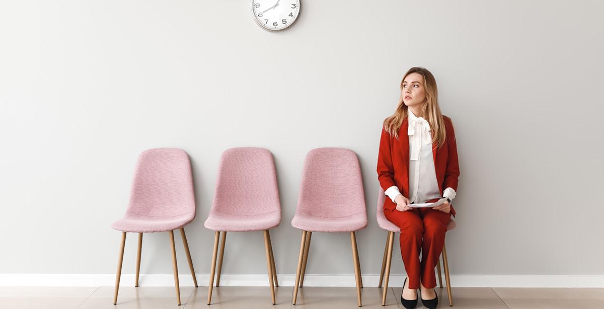Ragazza seduta in attesa di un colloquio di lavoro - Foto di Pixel-Shot da Adobe Stock