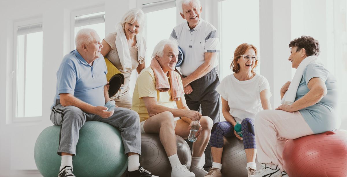 Gruppo di anziani in palestra - Foto di Photographee.eu da Adobe Stock