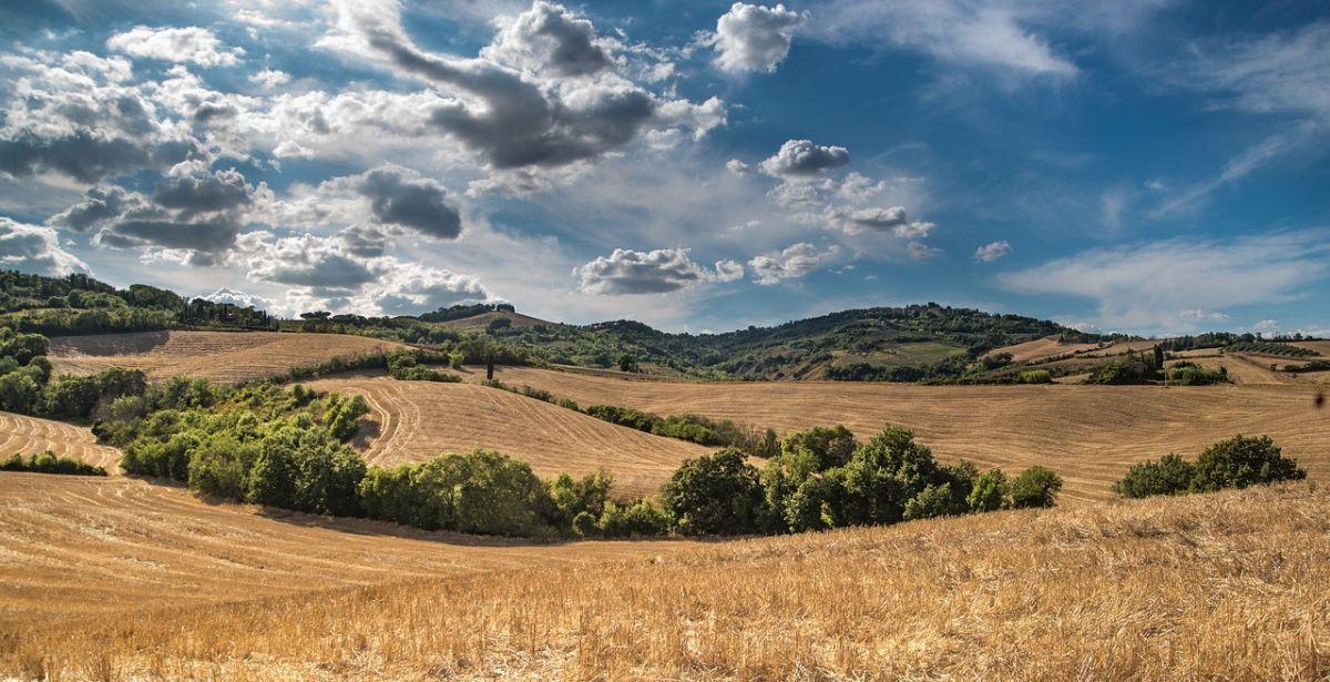 Colline - Foto di <a href="https://pixabay.com/it/users/skitterphoto-324082/?utm_source=link-attribution&amp;utm_medium=referral&amp;utm_campaign=image&amp;utm_content=2165759">Rudy and Peter Skitterians</a> da <a href="https://pixabay.com/it//?utm_source=link-attribution&amp;utm_medium=referral&amp;utm_campaign=image&amp;utm_content=2165759">Pixabay</a>