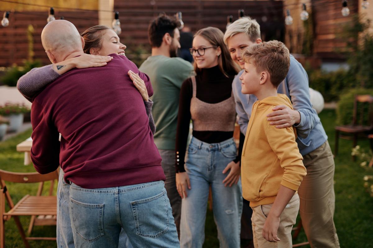 Famiglia - Foto di Askar Abayev: https://www.pexels.com/it-it/foto/amici-felici-che-abbracciano-nel-cortile-estivo-5638577/