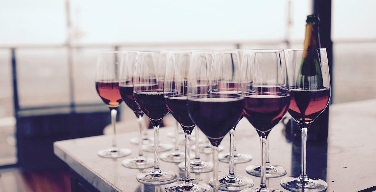 Vini - Foto di Timur Saglambilek: https://www.pexels.com/it-it/foto/bicchiere-di-vino-con-liquido-rosso-sulla-tavola-nera-66636/