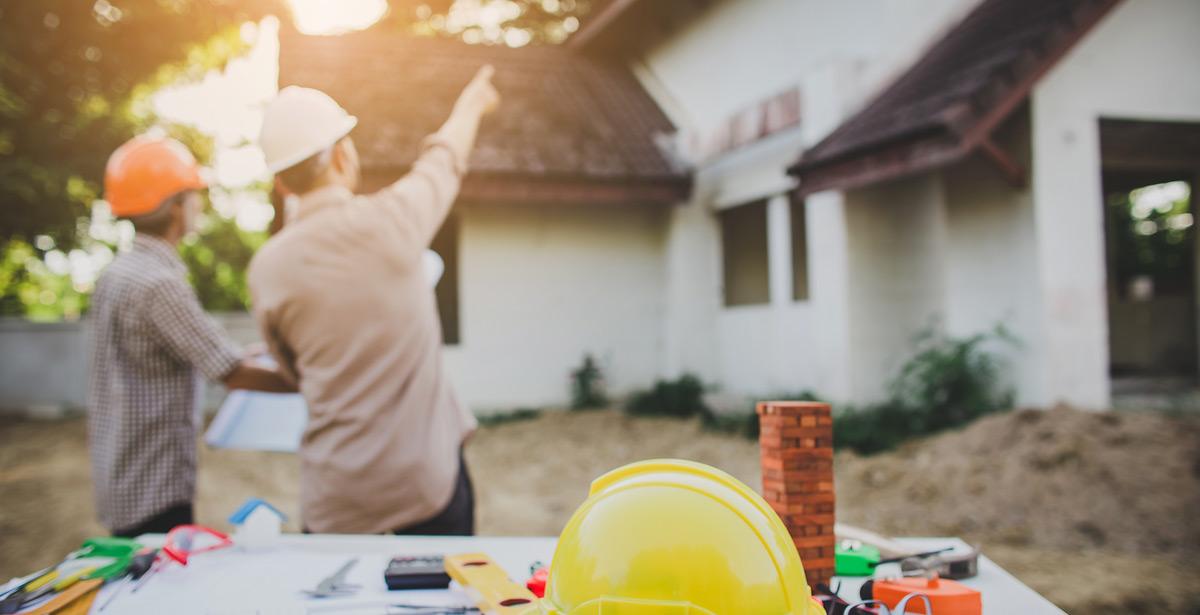 Due tecnici effettuano un sopralluogo ad una casa - Foto di amnaj da Adobe Stock