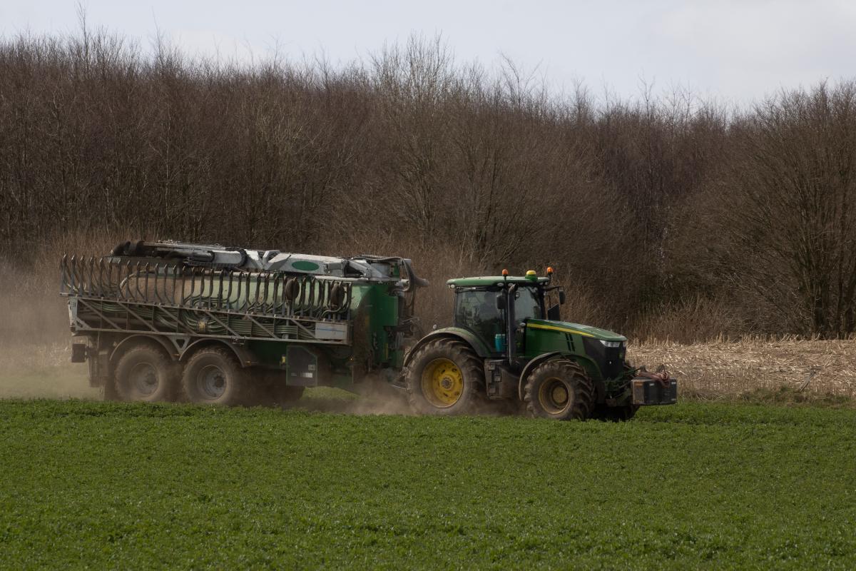 Trattore - Foto di Mirko Fabian: https://www.pexels.com/it-it/foto/campagna-agricoltura-trattore-marrone-11702512/