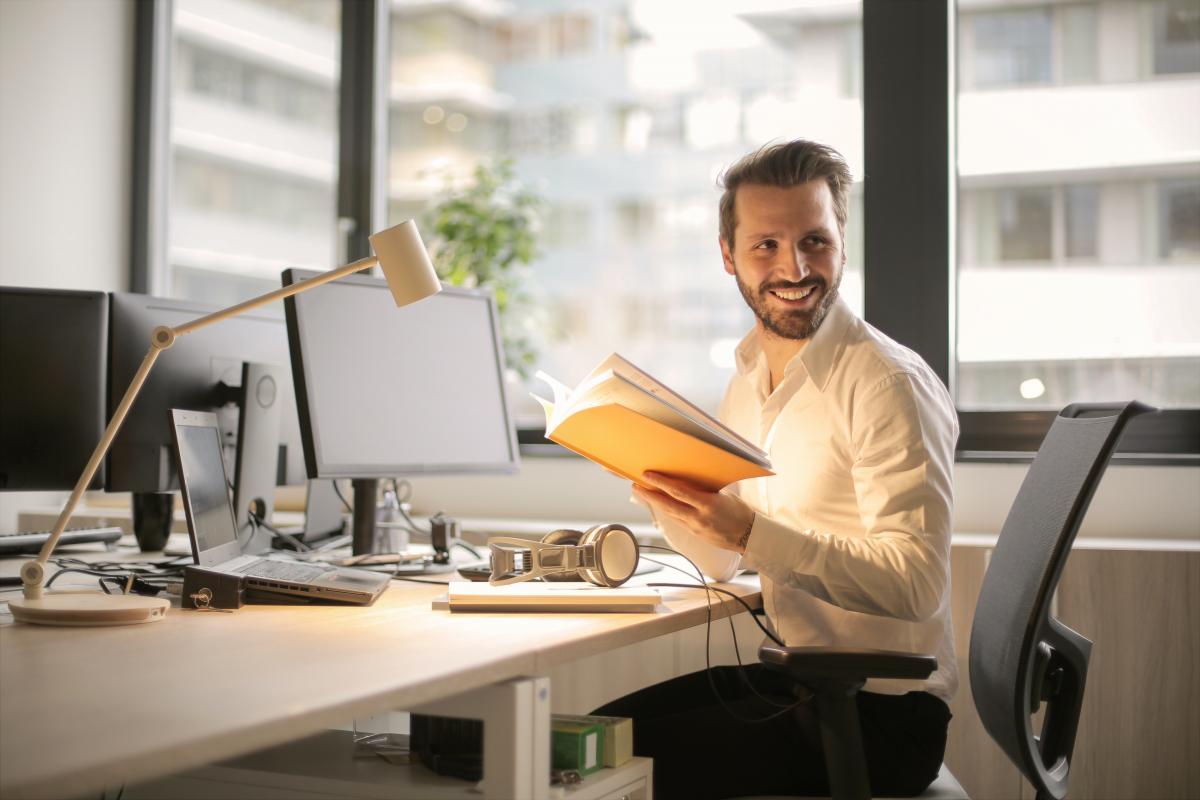 Impiegato ufficio - Foto di Andrea Piacquadio: https://www.pexels.com/it-it/foto/foto-dell-uomo-che-tiene-un-libro-927022/