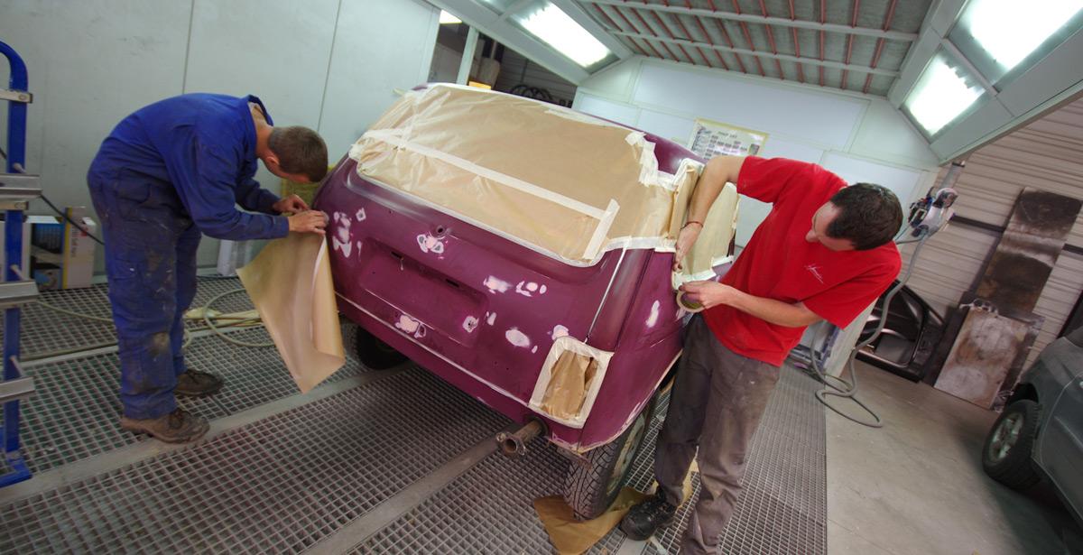 Carrozzieri preparano una macchina prima della verniciatura - Foto di minicel73 da Adoe Stock