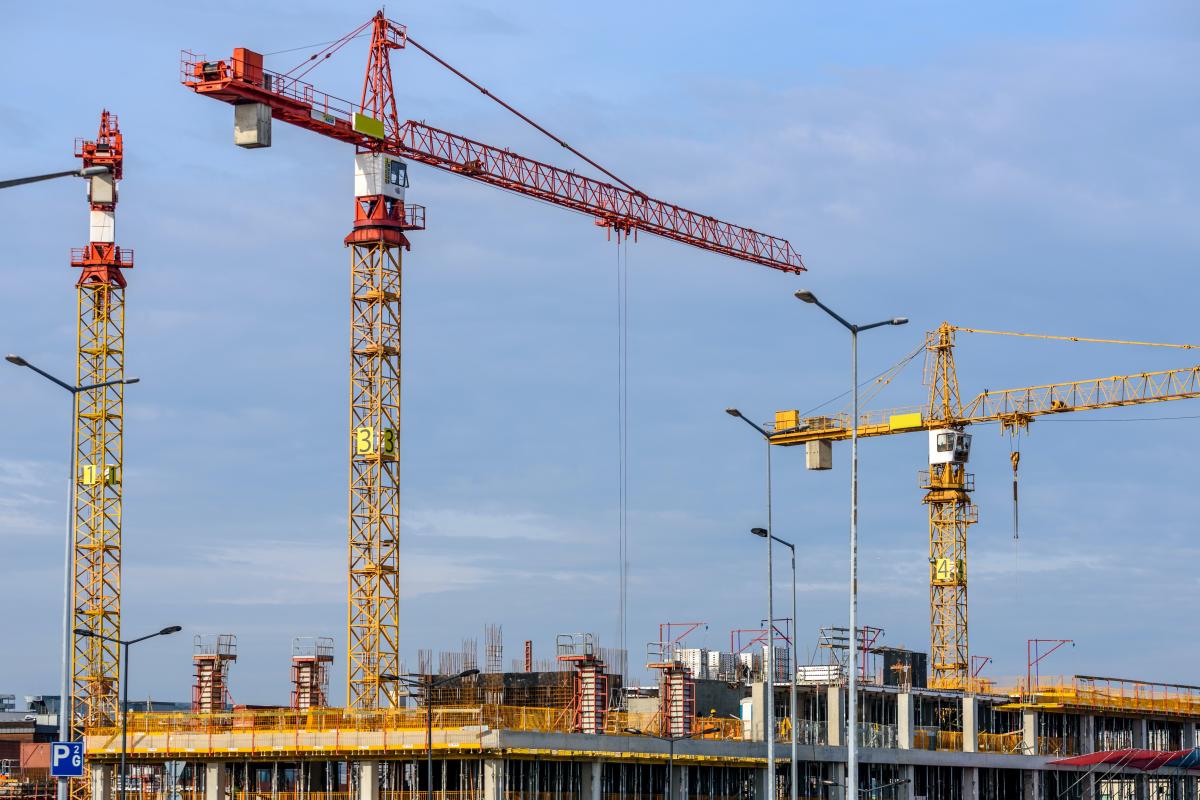 Cantiere - Foto di PhotoMIX Company: https://www.pexels.com/it-it/foto/tre-gru-a-torre-gialle-e-rosse-sotto-il-cielo-blu-chiaro-224924/+