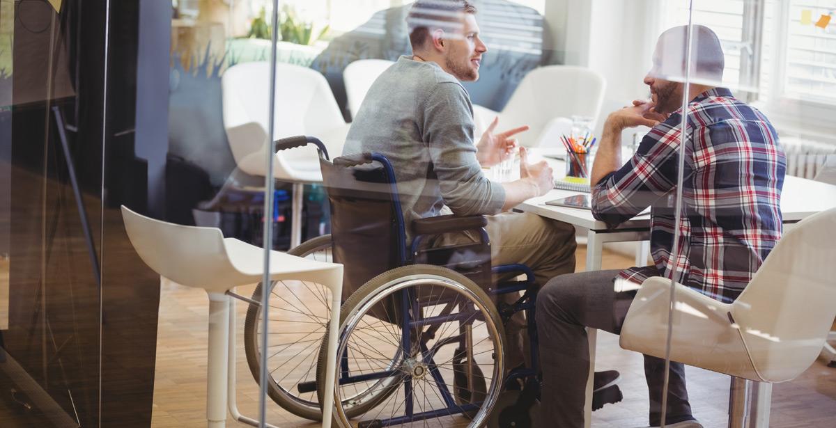 Ragazzo disabile durante colloquio di lavoro in ufficio - foto di  WavebreakMediaMicro da adobe stock