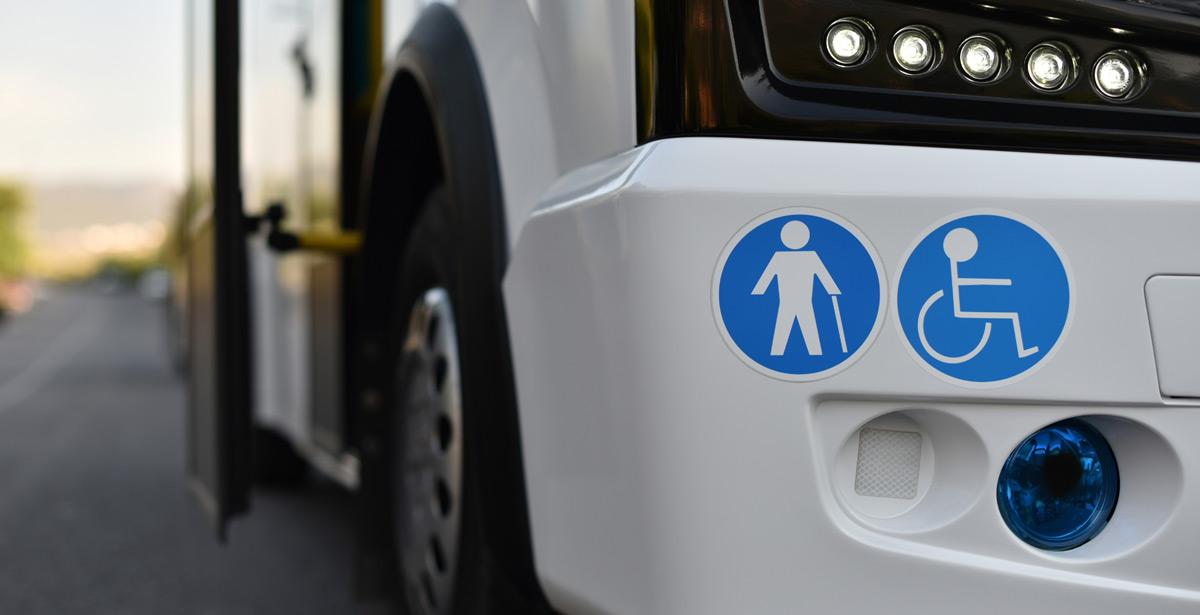 Adesivi dedicati a disabili sul muso di un autobus - Foto di Oleksandr da Adobe Stock