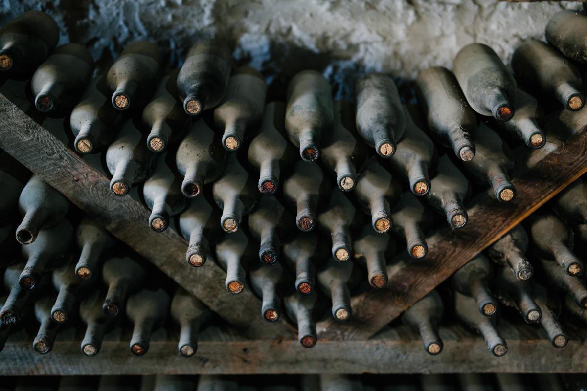 Cantina vino - Foto di Julia Volk: https://www.pexels.com/it-it/foto/bottiglie-di-vino-con-tappi-in-sughero-in-cantina-5272994/