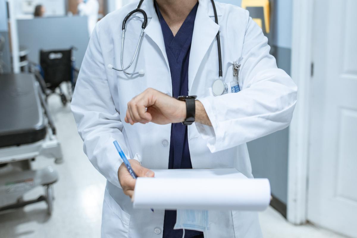 Medico - Foto di RDNE Stock project: https://www.pexels.com/it-it/foto/persona-in-camice-bianco-che-tiene-penna-blu-6129111/