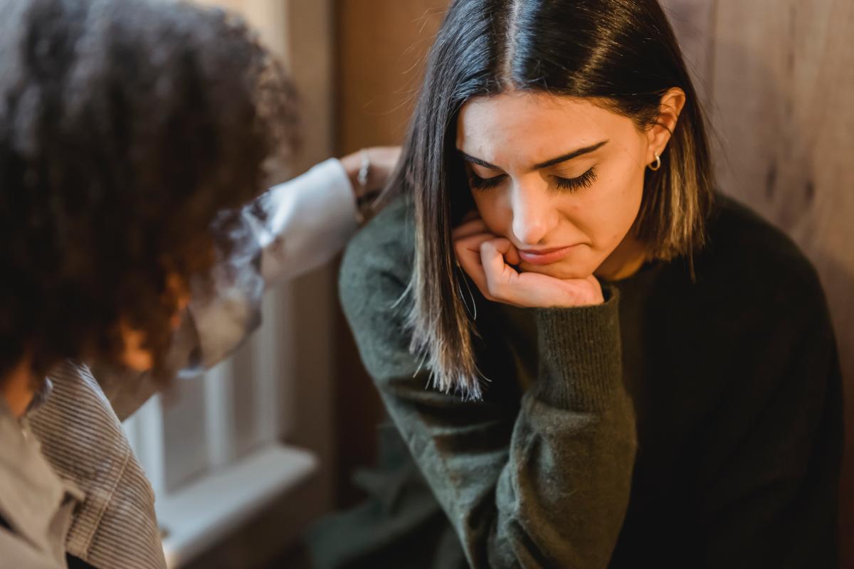 Donne - Foto di Liza Summer: https://www.pexels.com/it-it/foto/donna-in-maglione-grigio-che-tiene-i-suoi-capelli-6383158/