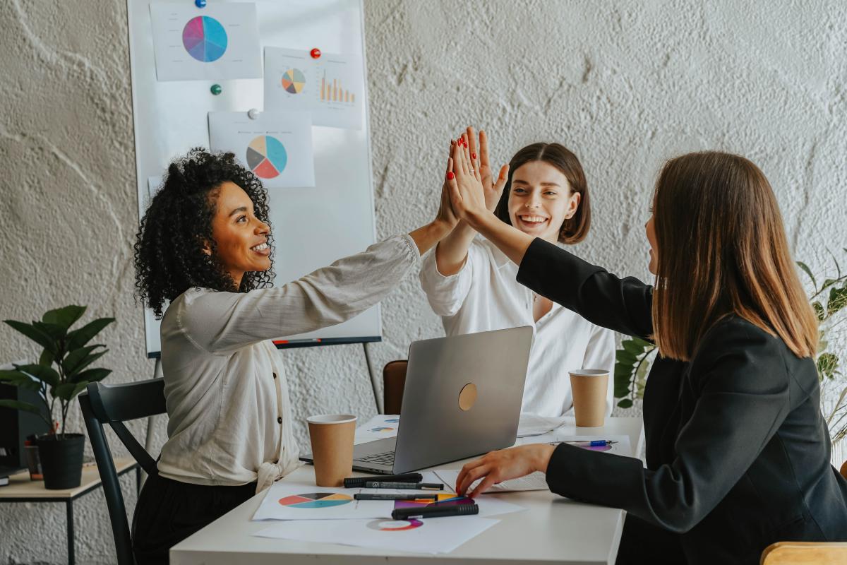 Donne - Foto di olia danilevich: https://www.pexels.com/it-it/foto/persone-laptop-ufficio-lavorando-8145335/