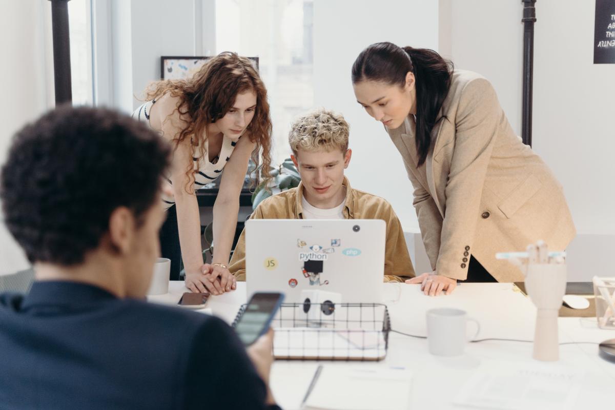 Ufficio - Foto di cottonbro studio: https://www.pexels.com/it-it/foto/uomo-persone-laptop-ufficio-7439129/