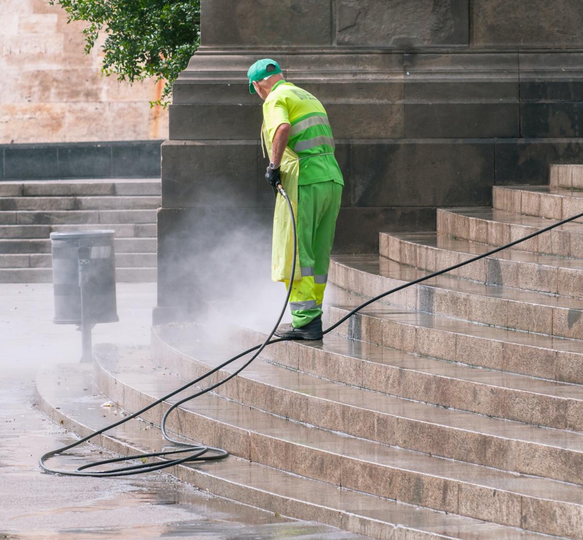 Pulizia stradale - Foto di Antonio Lorenzana Bermejo: https://www.pexels.com/it-it/foto/scale-uomo-strada-parco-14965464/