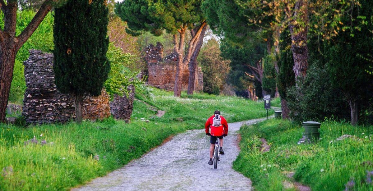 Appia Antica - Foto di <a href="https://pixabay.com/it/users/dolcevia-5755408/?utm_source=link-attribution&utm_medium=referral&utm_campaign=image&utm_content=2450375">Dolcevia</a> da <a href="https://pixabay.com/it//?utm_source=link-attribution&utm_medium=referral&utm_campaign=image&utm_content=2450375">Pixabay</a>