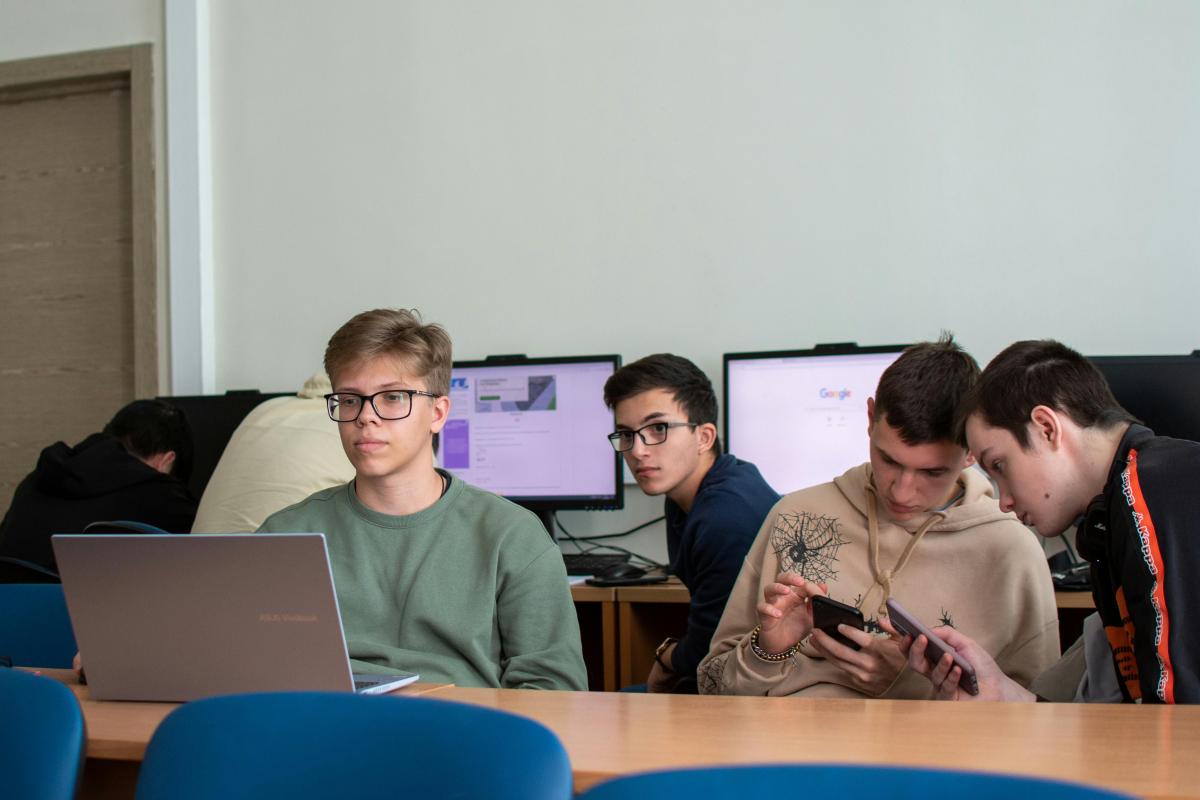 Aula scuola computer - Foto di Mike Kramor: https://www.pexels.com/it-it/foto/laptop-seduto-tavoli-tenendo-18734744/