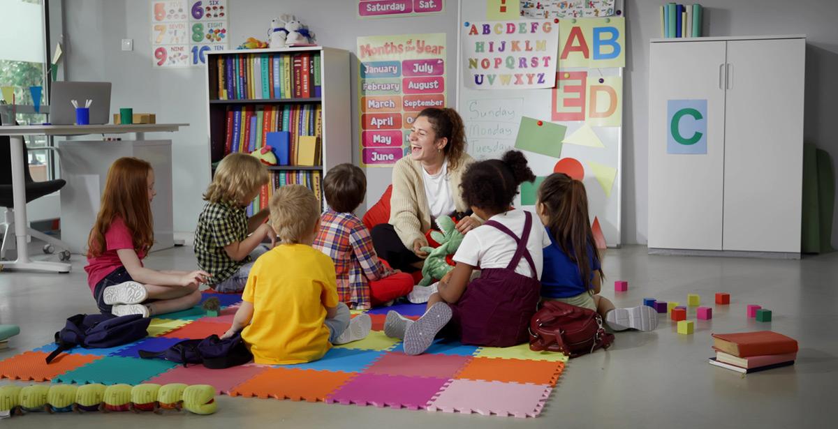 Educatrice ride con i bambini - Foto di nimito da Adobe Stock