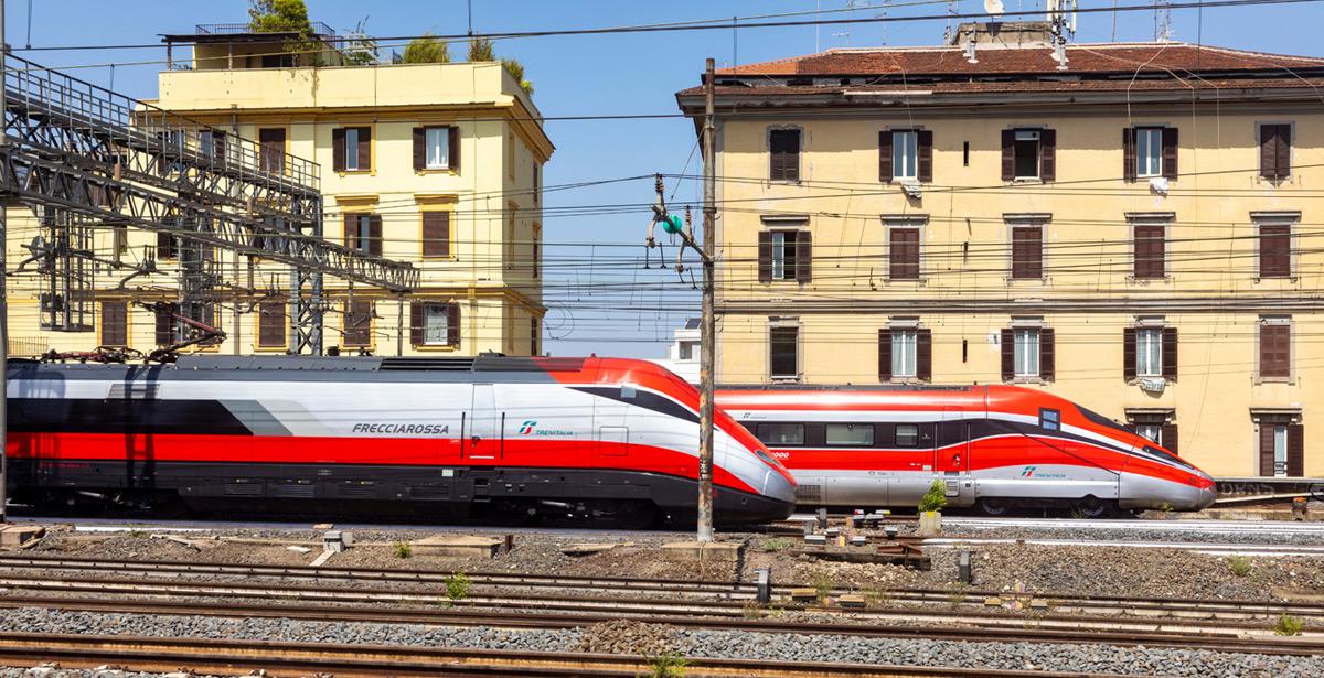 Treni Frecciarossa in corsa fuori da Stazione Termini - Foto di travelview da Adobe Stock