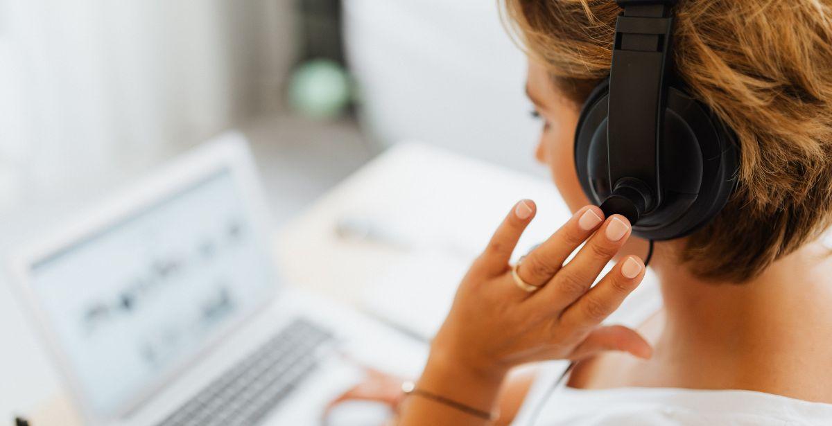 Call center - Foto di Karolina Grabowska: https://www.pexels.com/it-it/foto/donna-laptop-lavorando-parlando-5239913/