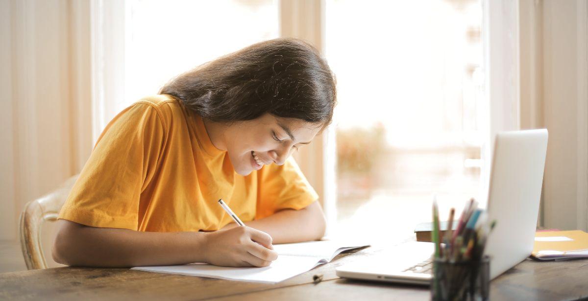 Studio - Foto di Andrea Piacquadio: https://www.pexels.com/it-it/foto/donna-in-camicia-gialla-che-scrive-su-carta-bianca-3807755/