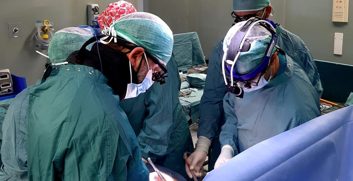 Equipe di chirurghi al lavoro in sala operatoria