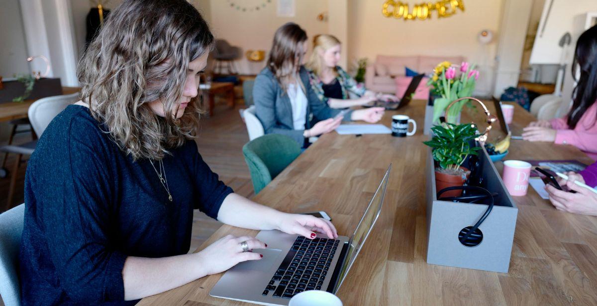 Coworking - Foto di CoWomen: https://www.pexels.com/it-it/foto/donna-che-utilizza-la-fotografia-del-computer-portatile-2041398/