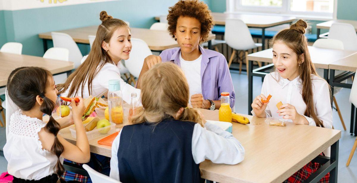 Scuola mensa - Foto di Yan Krukau: https://www.pexels.com/it-it/foto/mangiando-pasto-scuola-bambini-8617514/