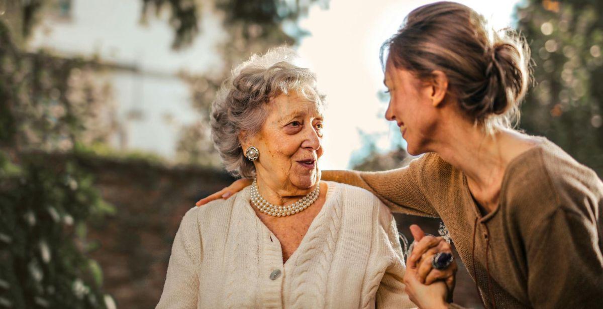 Donne - Foto di Andrea Piacquadio: https://www.pexels.com/it-it/foto/figlia-adulta-gioiosa-saluto-madre-senior-sorpresa-felice-in-giardino-3768131/