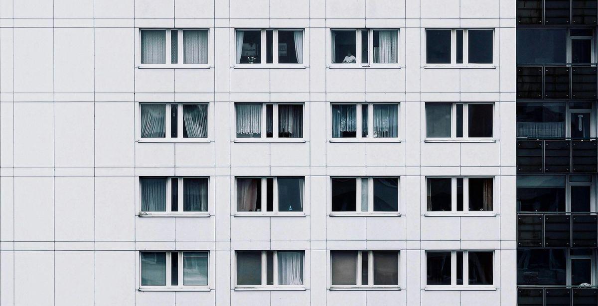 Condominio - Foto di Marcus Lenk: https://www.pexels.com/it-it/foto/edificio-in-cemento-bianco-5721943/