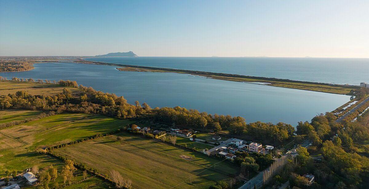 Lago di Fogliano - immagine di DellaGherardesca da https://commons.wikimedia.org/wiki/File:Lago_di_fogliano.jpg