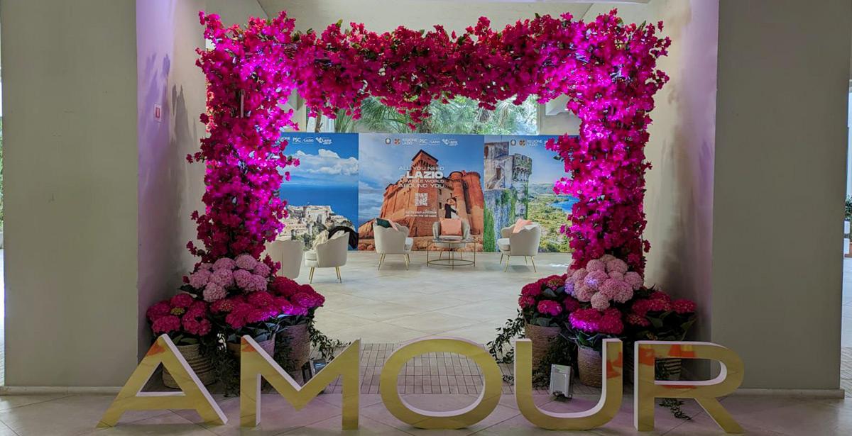 Lo stand della Regione Lazio con una ghirlanda di fiori e la scritta amour
