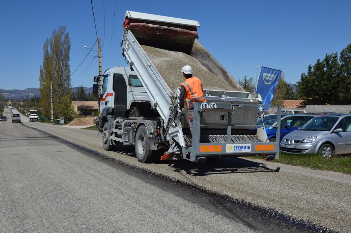 Lavori stradali - Foto di Ulrick Trappschuh: https://www.pexels.com/it-it/foto/uomo-costruzione-lavorando-veicolo-15530821/