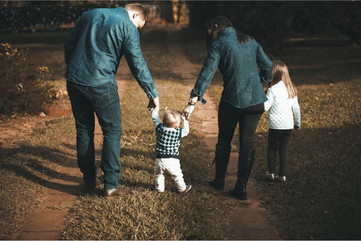 Famiglia - Foto di Vidal Balielo Jr.: https://www.pexels.com/it-it/foto/famiglia-che-cammina-sul-sentiero-1682497/