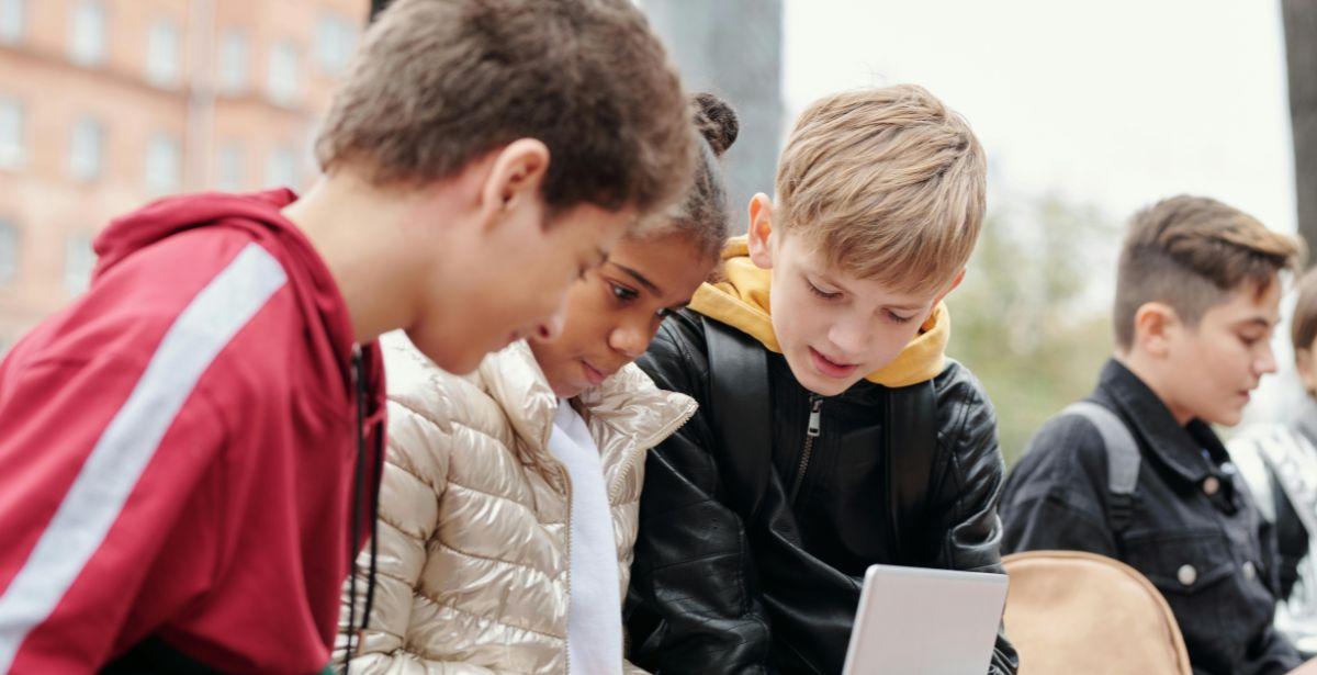 Studenti - Foto di Max Fischer: https://www.pexels.com/it-it/foto/uomo-in-giacca-nera-che-tiene-ipad-d-argento-5212653/