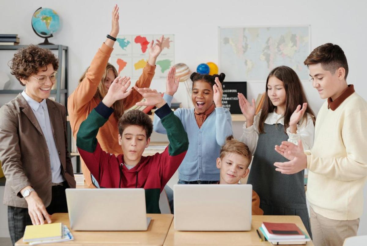 Scuola - Foto di Max Fischer: https://www.pexels.com/it-it/foto/gruppo-di-bambini-seduti-su-una-sedia-5212700/