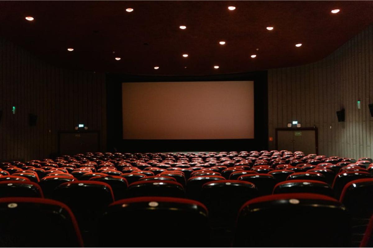 Sala cinema - Foto di Tima Miroshnichenko: https://www.pexels.com/it-it/foto/luci-scuro-sedie-sedute-7991486/