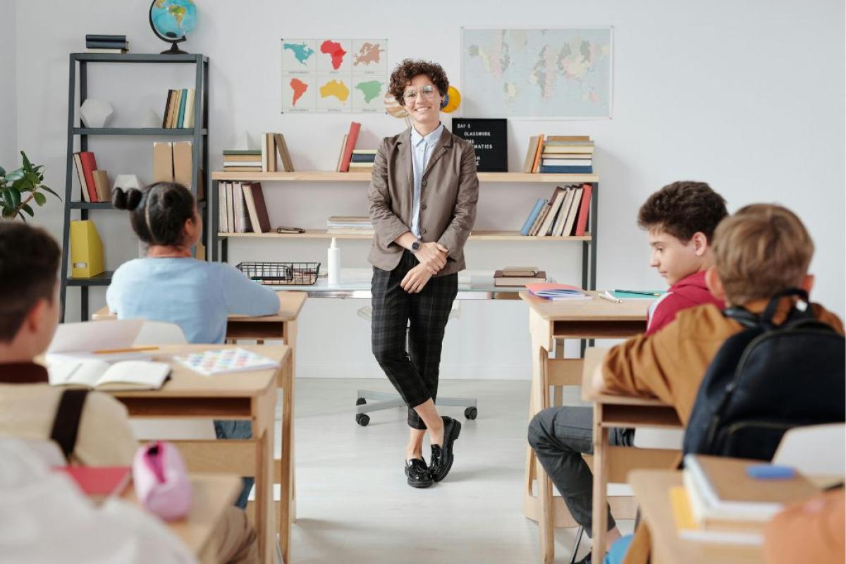 Aula scuola - Foto di Max Fischer: https://www.pexels.com/it-it/foto/uomo-in-camicia-grigia-e-pantaloni-neri-in-piedi-accanto-a-ragazzo-in-camicia-a-maniche-lunghe-blu-5212703/