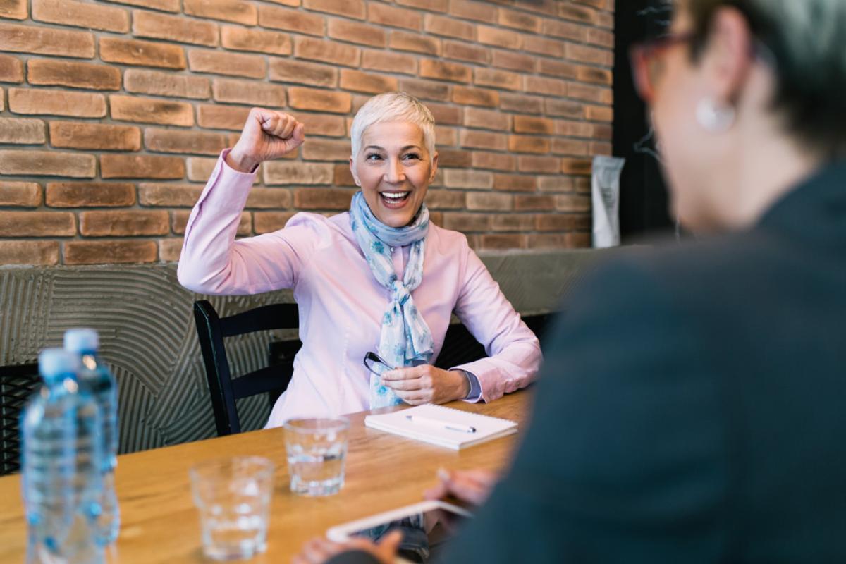 Signora adulta felice dopo il colloquio di lavoro - Foto di hedgehog94 da Adobe Stock